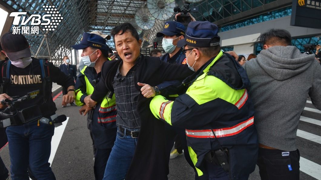 台灣國嗆馬群眾被警方推離二航廈。(圖/胡瑞麒攝)