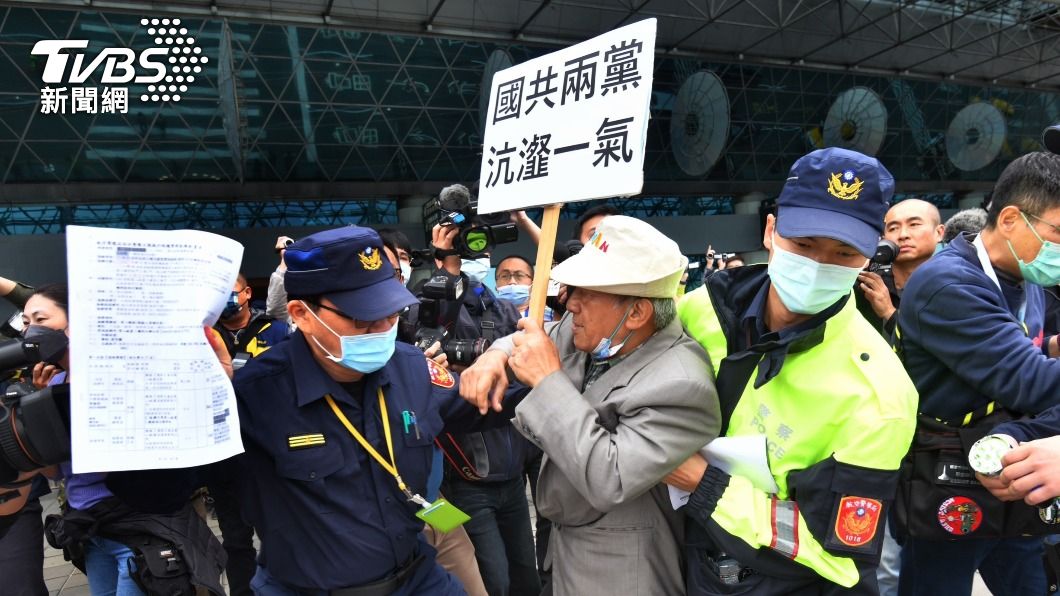 大批警力將抗議團體成員架離二航廈。(圖/胡瑞麒攝)