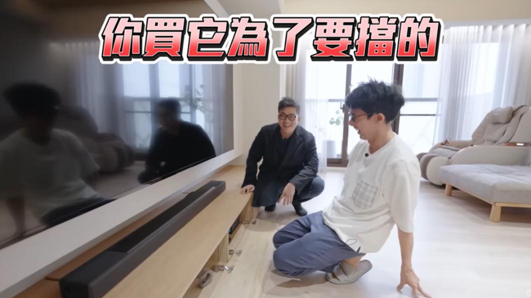 阿滴把音響當成遮蔽物。(圖/翻攝自阿滴英文 YT頻道)
