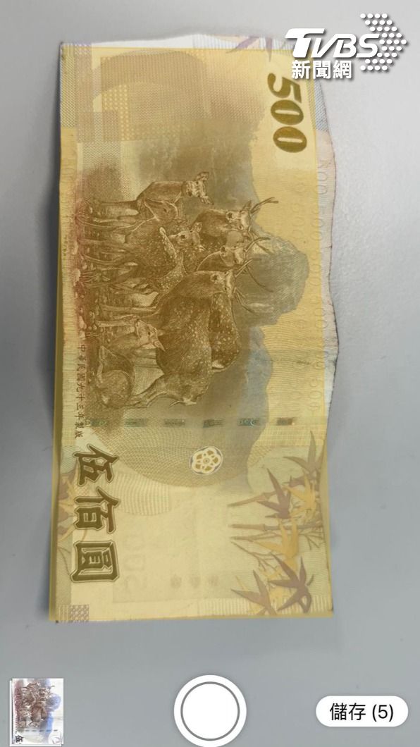 對準欲掃描的文件進行拍攝。(圖/TVBS)