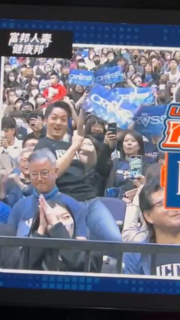 蔣萬安昨日舞力全開,大解放跳舞。(圖/翻攝直播)