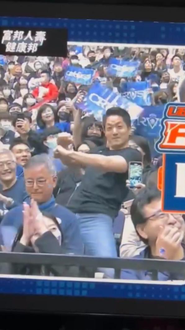 蔣萬安昨日舞力全開,大解放跳舞。(圖/翻攝直播)