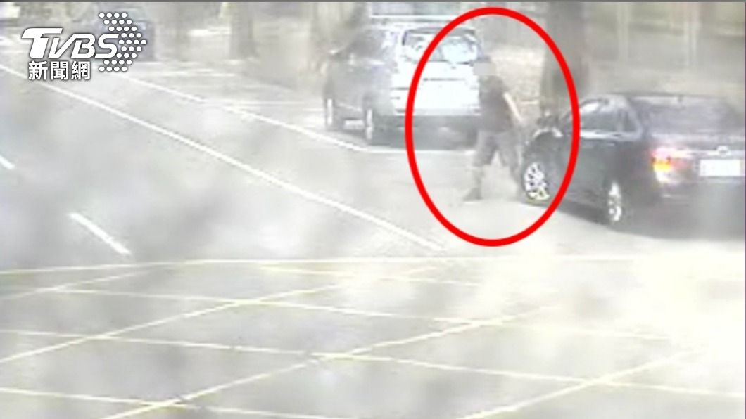 瘋起來連自己車都砸!高雄男包包K車 真相超傻眼