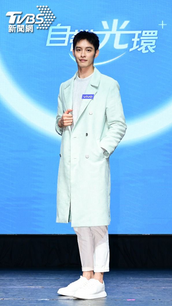 曹佑寧透露手機都是狗狗、家人,當然也有女友王淨美照。(圖/羅子欣攝)