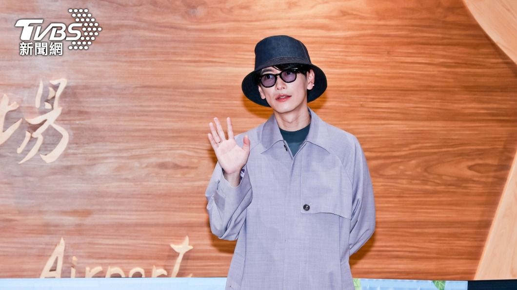 5百鐵粉守候!《初戀》男神佐藤健降臨台灣 4度停下簽名握手