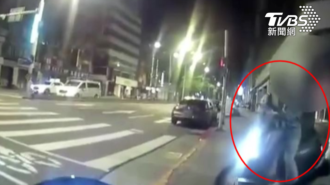 女子騎車上人行道被員警攔下。（圖／TVBS）