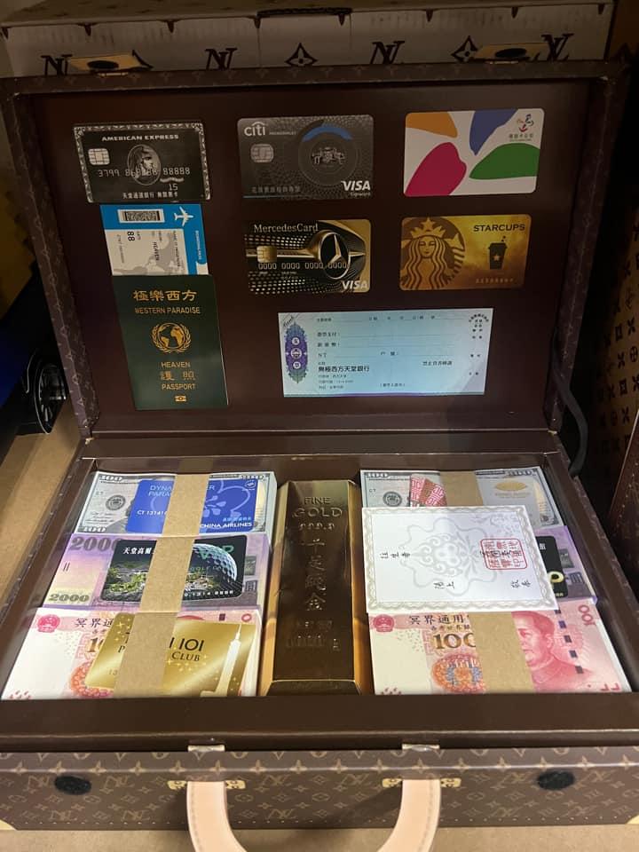 另外也有網友貼出豪華旅行套組。(圖/翻攝自「爆廢公社二館」臉書)