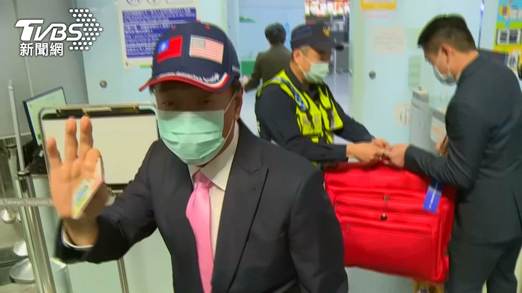 郭台銘27日現身桃園機場。戴著印有中華民國及美國國旗的帽子。(圖/TVBS)