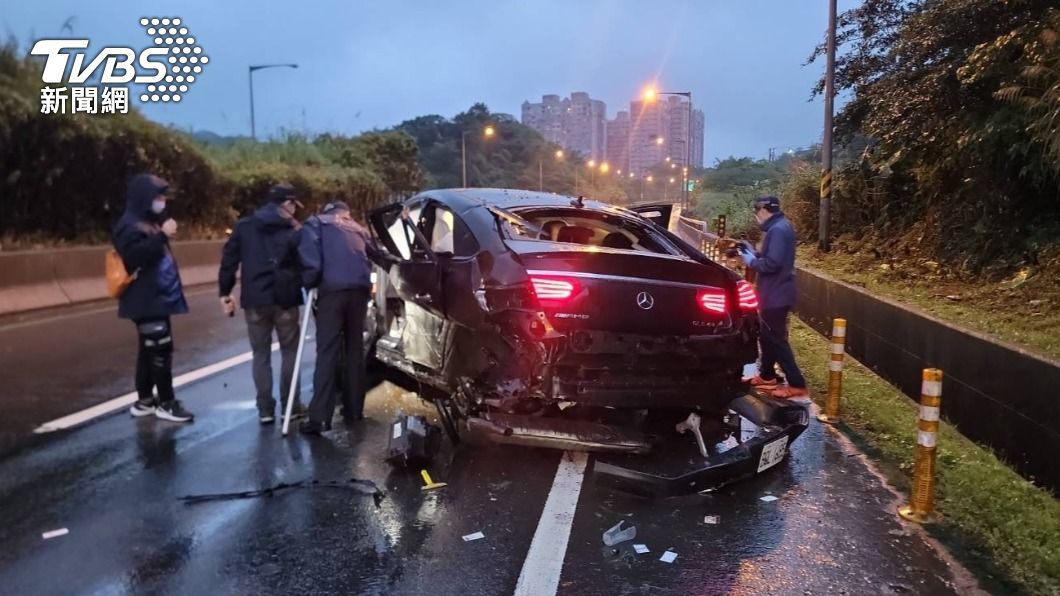 賓士休旅車自撞護欄 車內三人噴飛車外 釀一死兩傷