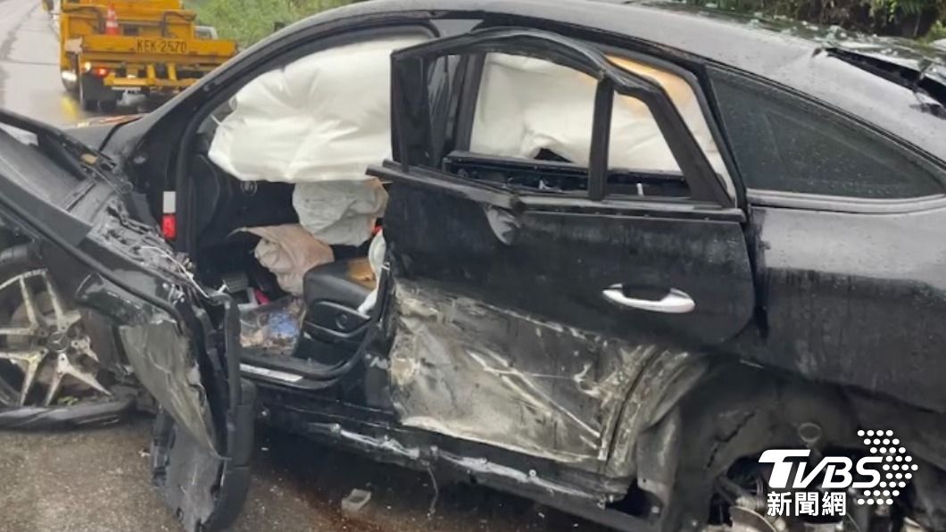 賓士休旅車在猛烈的撞擊後,零件散落滿地,安全氣囊全部爆開。(圖/TVBS)