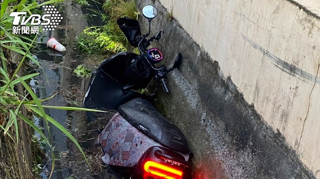 離奇!轉彎整車墜溝泡水 雲林女外送員「頭部重創」慘死
