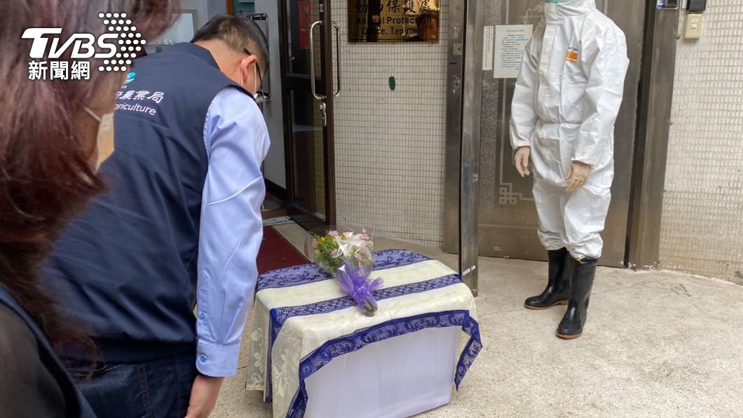 農業局人員向狒狒鞠躬哀悼。（圖／周嘉茹攝）