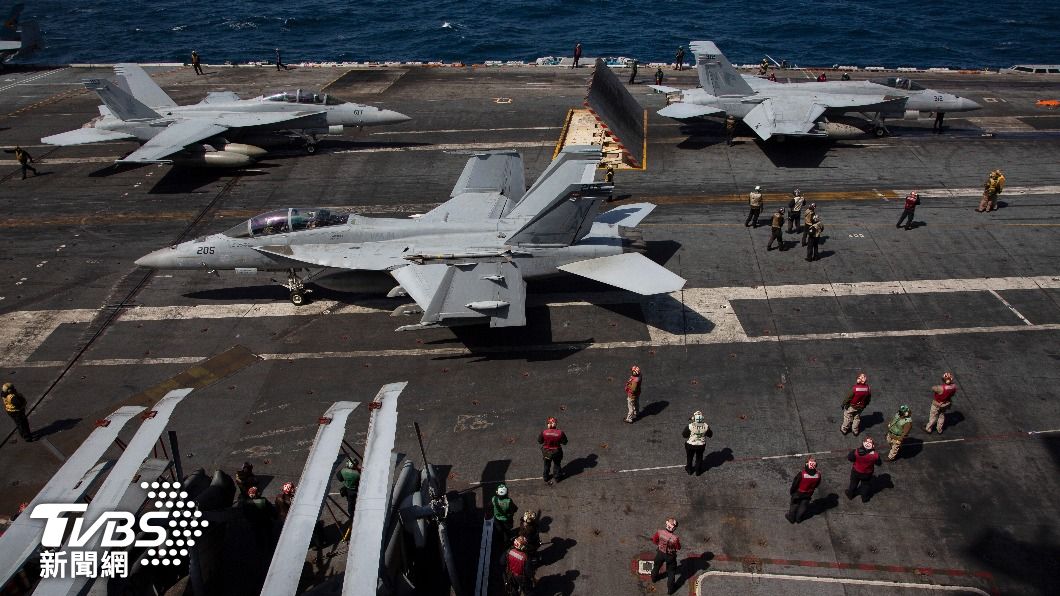 美軍尼米茲號航空母艦甲板的F/A-18超級大黃蜂戰機。(圖/達志影像美聯社)