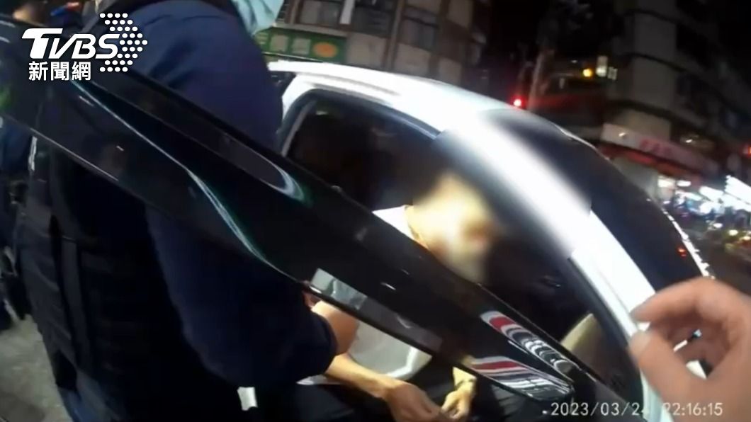 車上散落詭異白粉!毒蟲嘴硬「自清」 下一秒遭打臉送辦