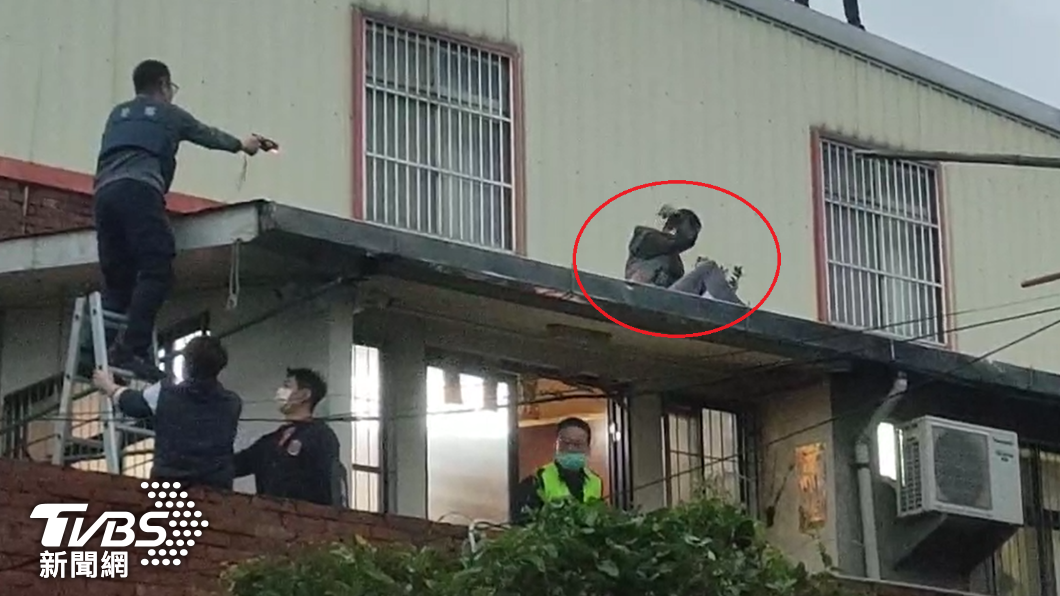 余男遭電擊槍擊發坐地。(圖/TVBS)