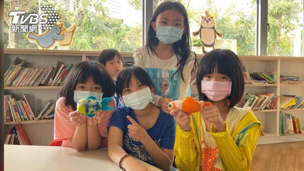 興安分館帶領小朋友創作海洋動物羊毛氈