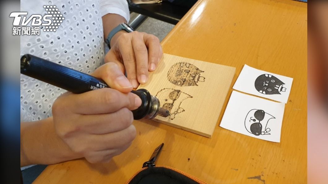 總館「原木動物繪烙畫DIY」活動引導親子在雪松上烙出喜愛的動物畫