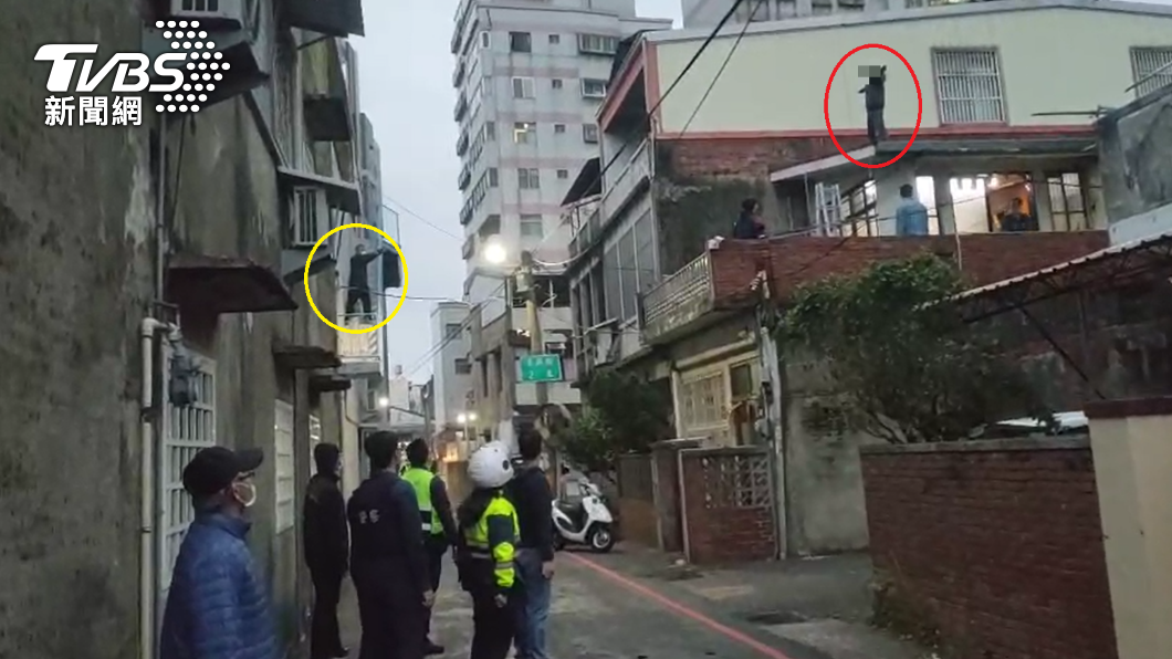 20警逮你一人!屋頂對峙 毒蟲舞刀還狂丟磁磚花盆抵抗
