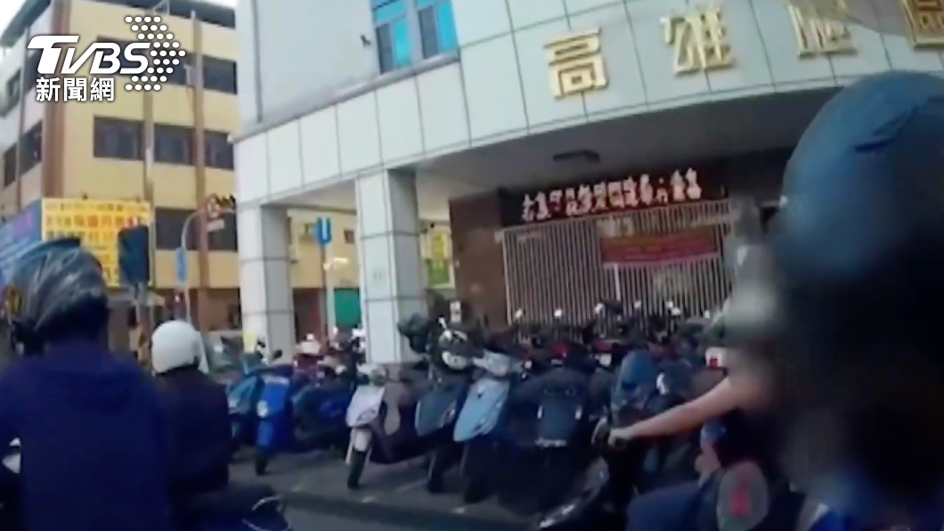 警方攔查一台可疑機車。（圖／TVBS）