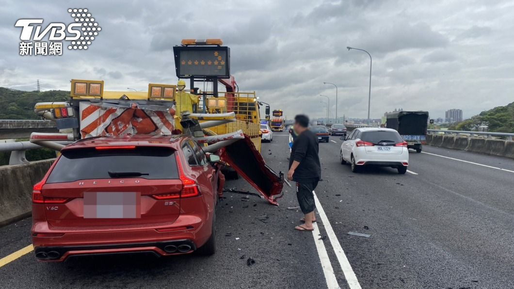 國道高速追撞緩撞車!轎車車頭撞爛變形 駕駛命大輕傷