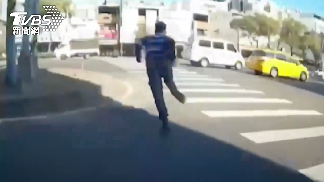 心虛？失聯移工遇攔查拔腿衝快車道　仍不敵警上銬遭逮