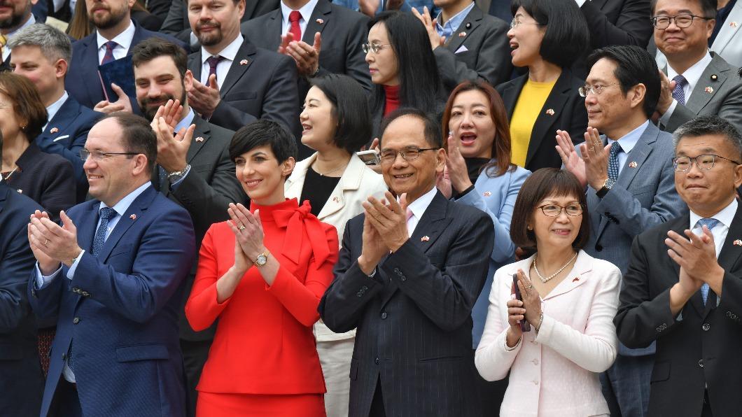 捷克眾議院議長艾達莫娃(Markéta Pekarová Adamová)今(28日)上午穿著一襲紅色套裝。(圖/胡瑞麒攝)
