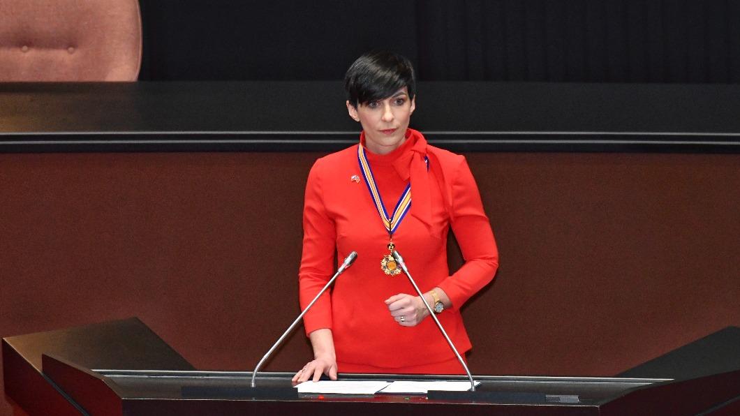 捷克眾議院議長艾達莫娃(Markéta Pekarová Adamová)今(28日)上午穿著一襲紅色套裝。(圖/胡瑞麒攝)