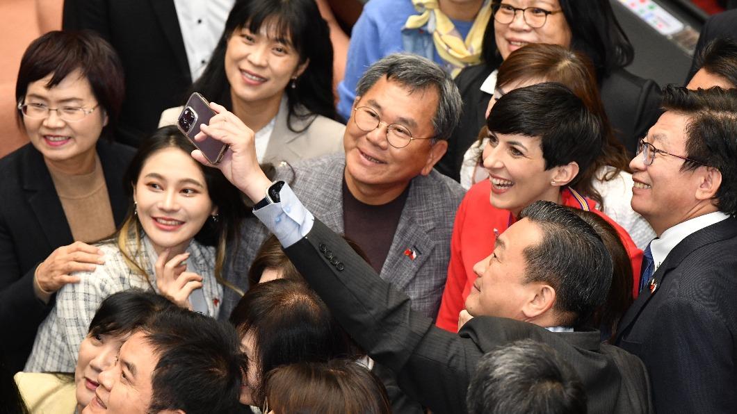 捷克眾議院議長艾達莫娃(Markéta Pekarová Adamová)今(28日)上午穿著一襲紅色套裝。(圖/胡瑞麒攝)