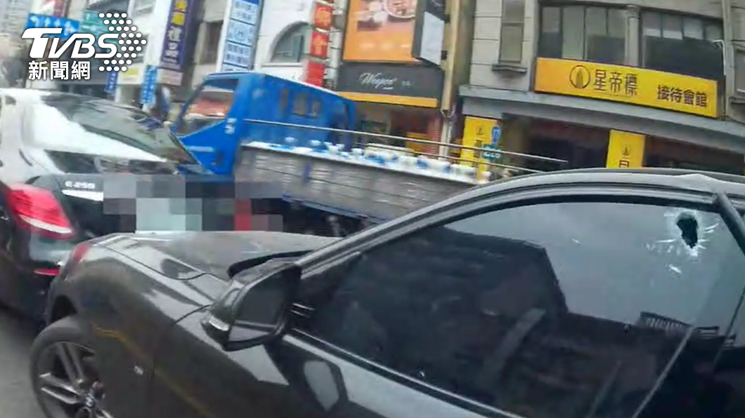 警破窗將黃男拉出。（圖／TVBS）
