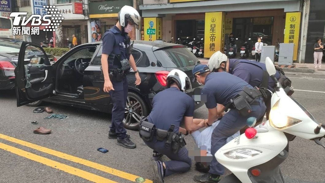 逮人變救人!BMW追撞賓士3次 警破窗驚見駕駛失去意識