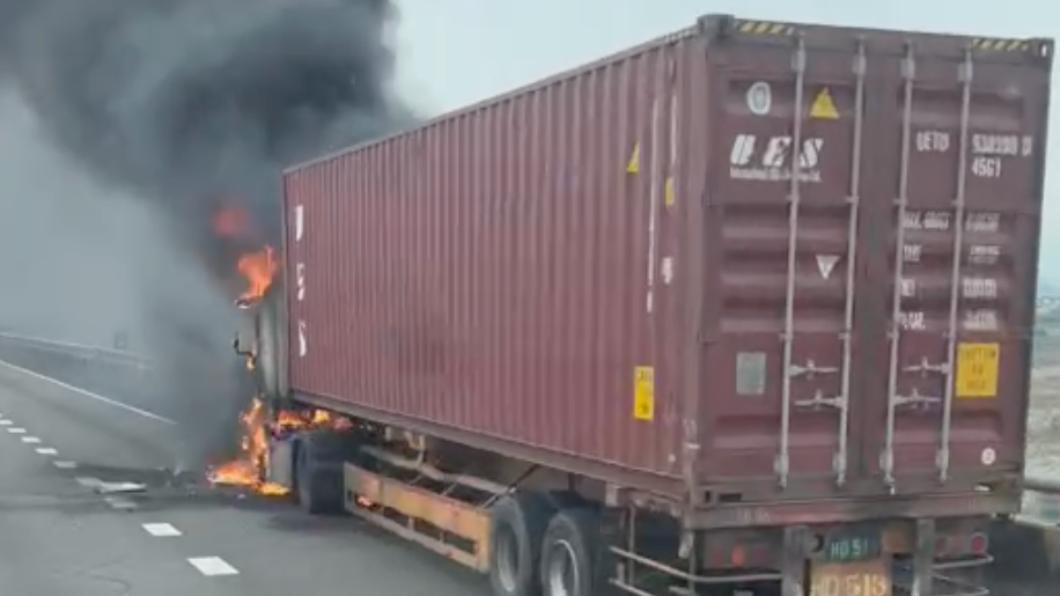驚險畫面曝!國3大甲段貨櫃車開一半冒煙 車頭慘遭火舌吞噬