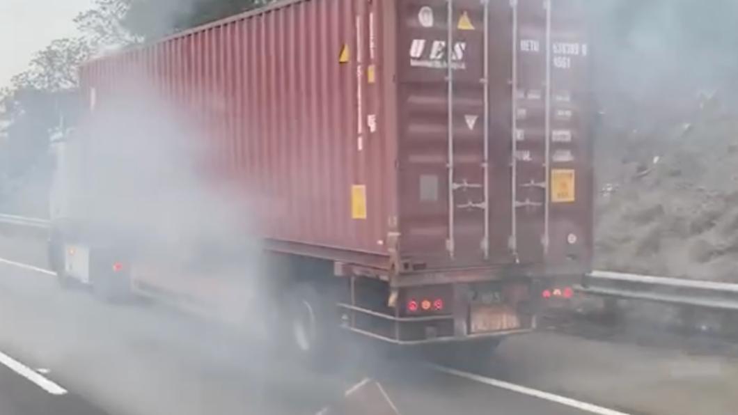 貨櫃車冒出白煙。(圖/翻攝記者爆料網)
