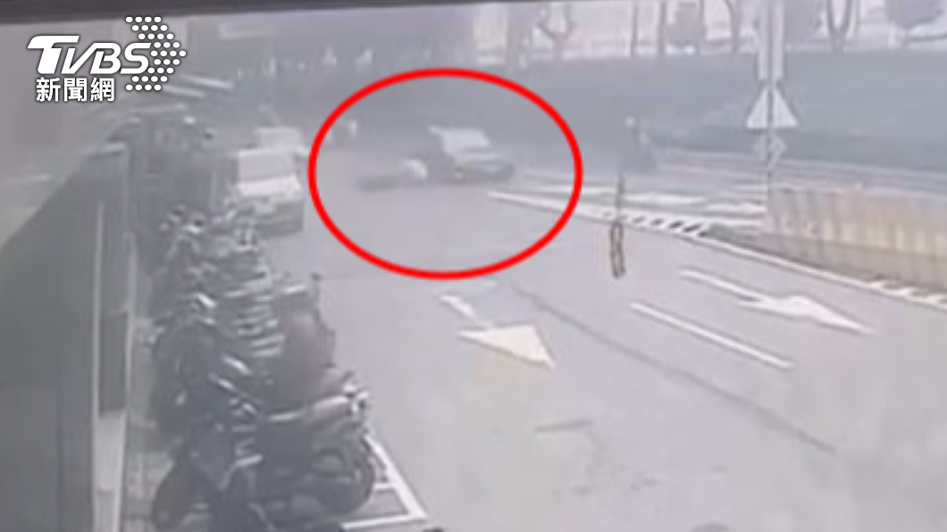 疑變換車道未注意!轎車撞女騎士害摔腦出血、插管昏迷
