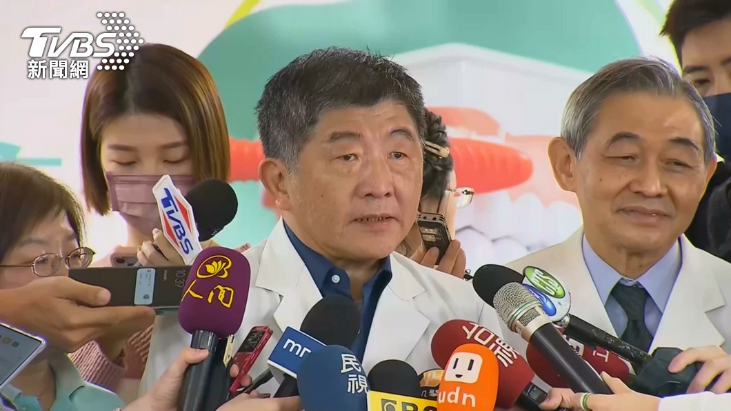 衛福部前部長陳時中重回牙醫老本行,面對記者詢問是否再從政,則有所保留。(圖/TVBS)