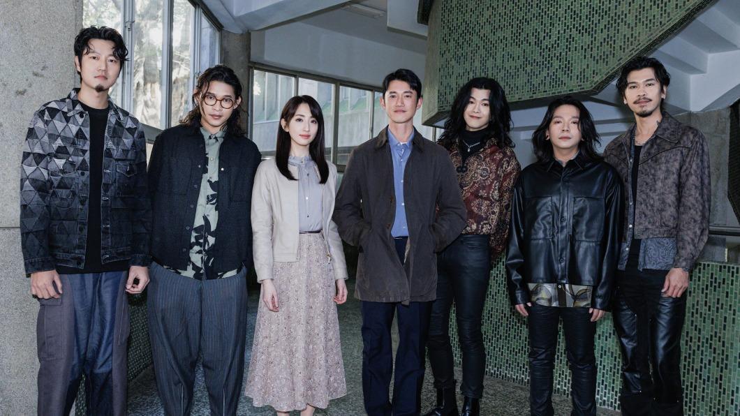 柯佳嬿（左三）和吳慷仁（右四）演出麋先生新歌〈一種說法〉MV。（圖／相信音樂提供）