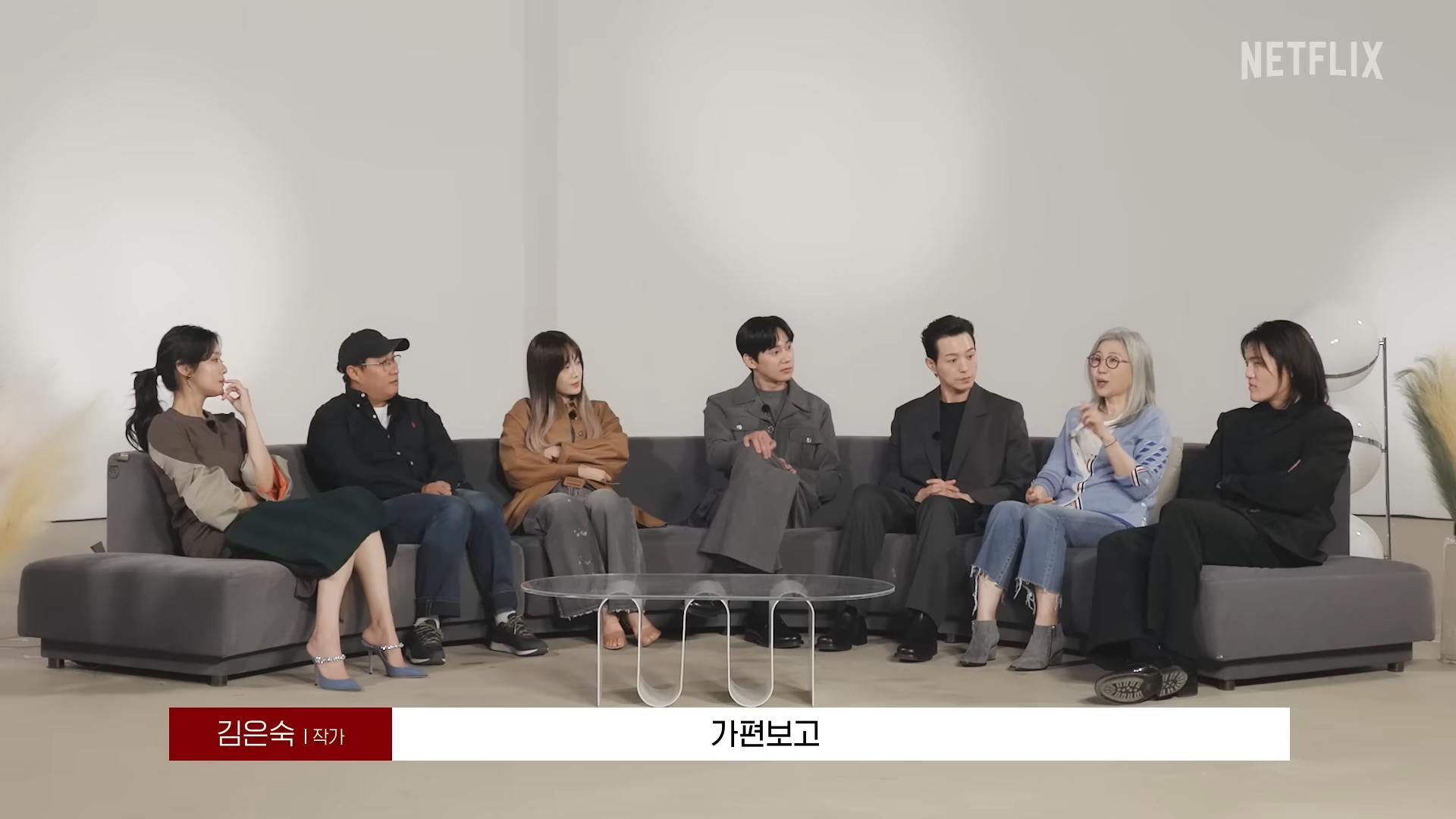 《黑暗榮耀》主演群跟編劇金銀淑一同暢聊本作。(圖/翻攝自NetflixKorea YouTube)