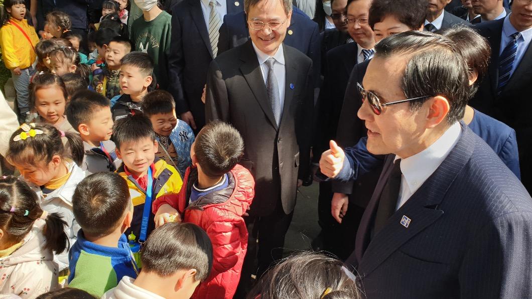 南京幼稚園小朋友見到馬英九高喊「馬爺爺好」。(圖/讀者提供)