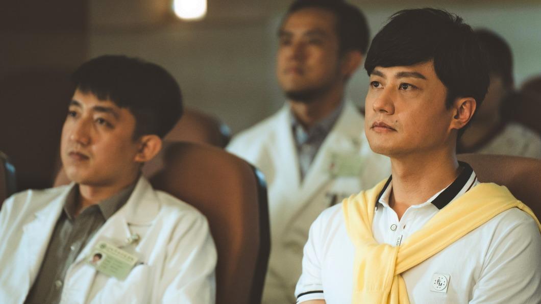 前男團偶像「B.A.D」的Danny (右)睽違18年再度參與電視劇《和平歸來》演出。。(圖/公視提供)