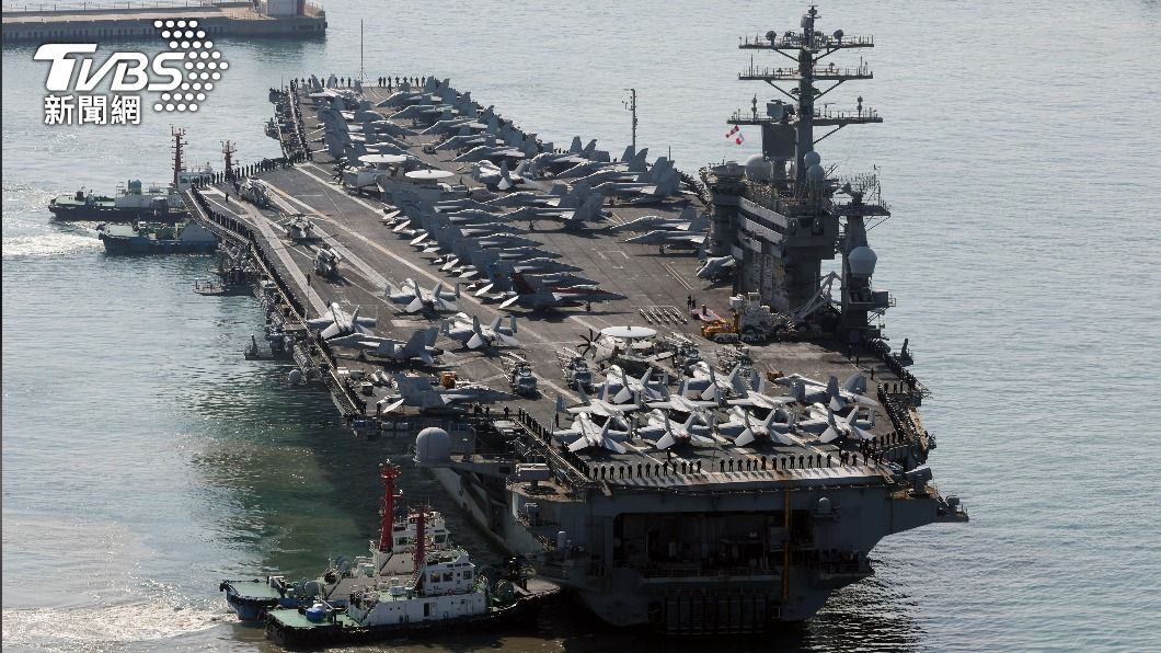 美國核動力航空母艦「尼米茲號」進入釜山基地。（圖／達志影像美聯社）