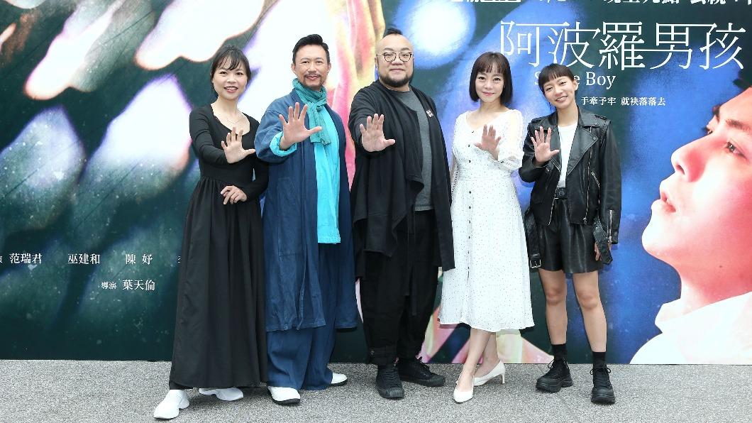 左起黃舒湄、徐灝翔、導演葉天倫、范瑞君與陳妤出席《阿波羅男孩》首映記者會。(圖/公視台語台提供)