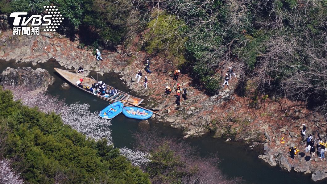 警消人員接獲消息，緊急抵達現場。（圖／達志影像美聯社）