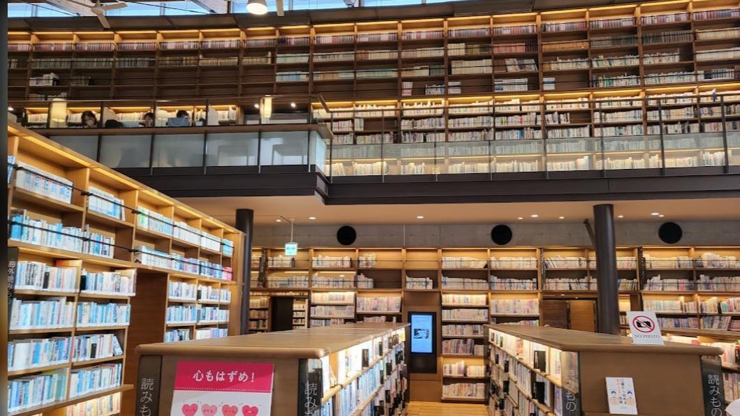 午後的武雄市圖書館,不少民眾學生在這看書喝咖啡。(圖/ TVBS)