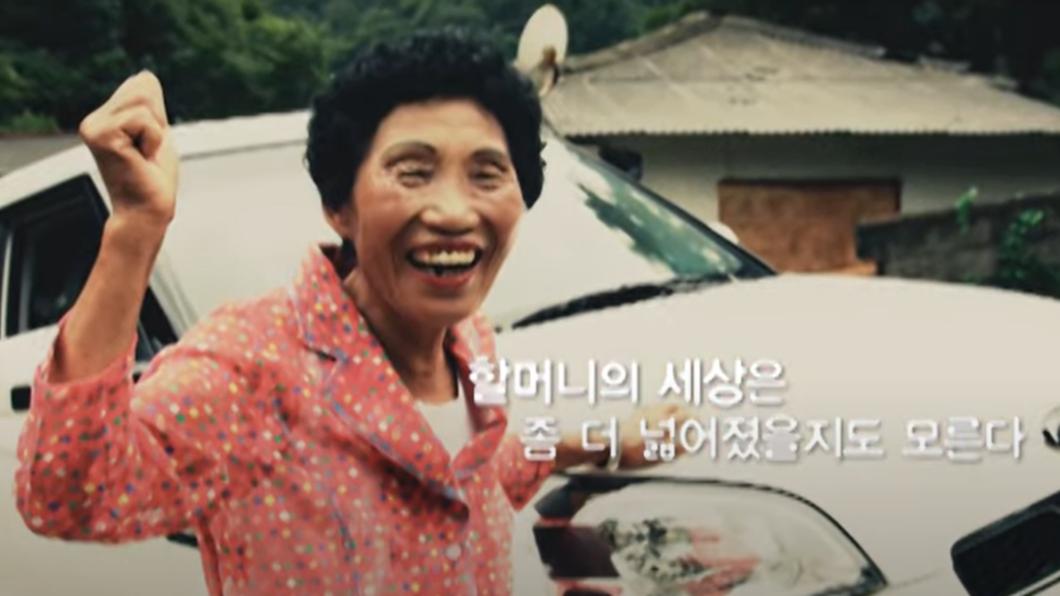 韓阿嬤「考961次駕照」才通過 受苦駕訓班教練獻花慶祝