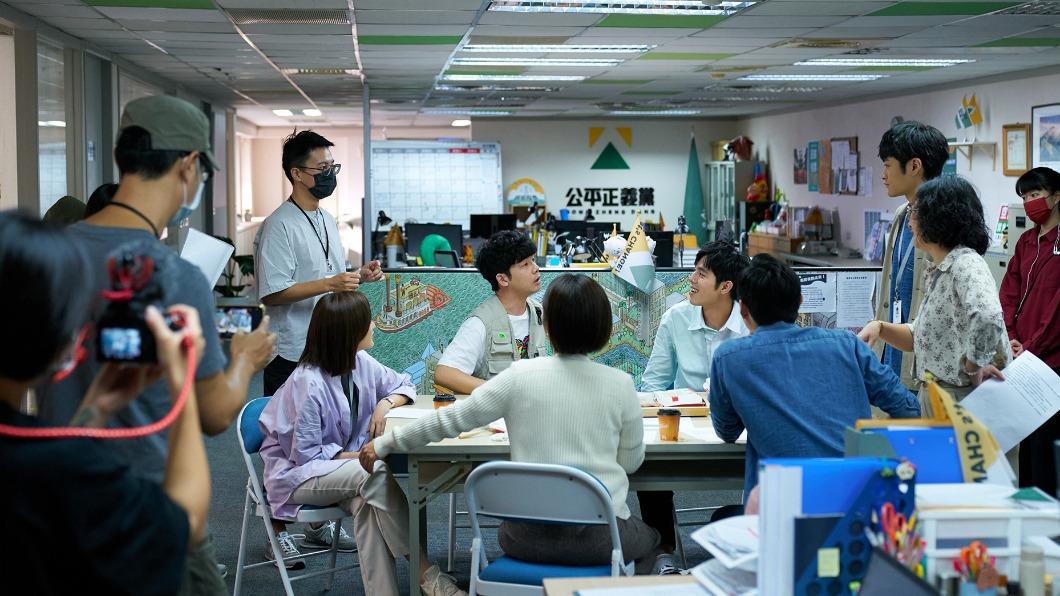 《人選之人-造浪者》打造上百坪黨部辦公室。(圖/Netflix提供)
