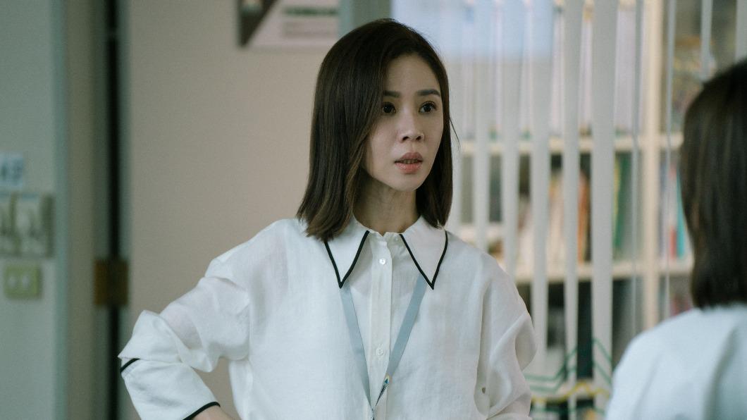 謝盈萱飾演公正黨文宣部副主任「翁文方」。(圖/Netflix提供)