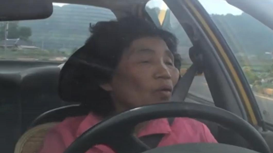 車思順在駕訓班訓練場內練習開車。(圖/翻攝自GiftCars Youtube)