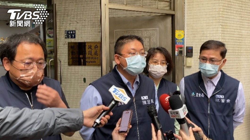 農業局道歉！官員「擺拍狒狒」被轟冷血作秀　將進行懲處