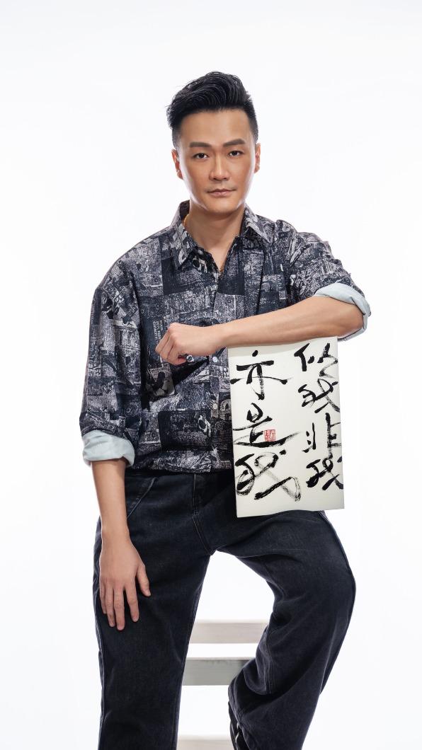 林俊逸寫得一手好書法,全是因小時候被媽媽訓練。(圖/媒體棧提供)