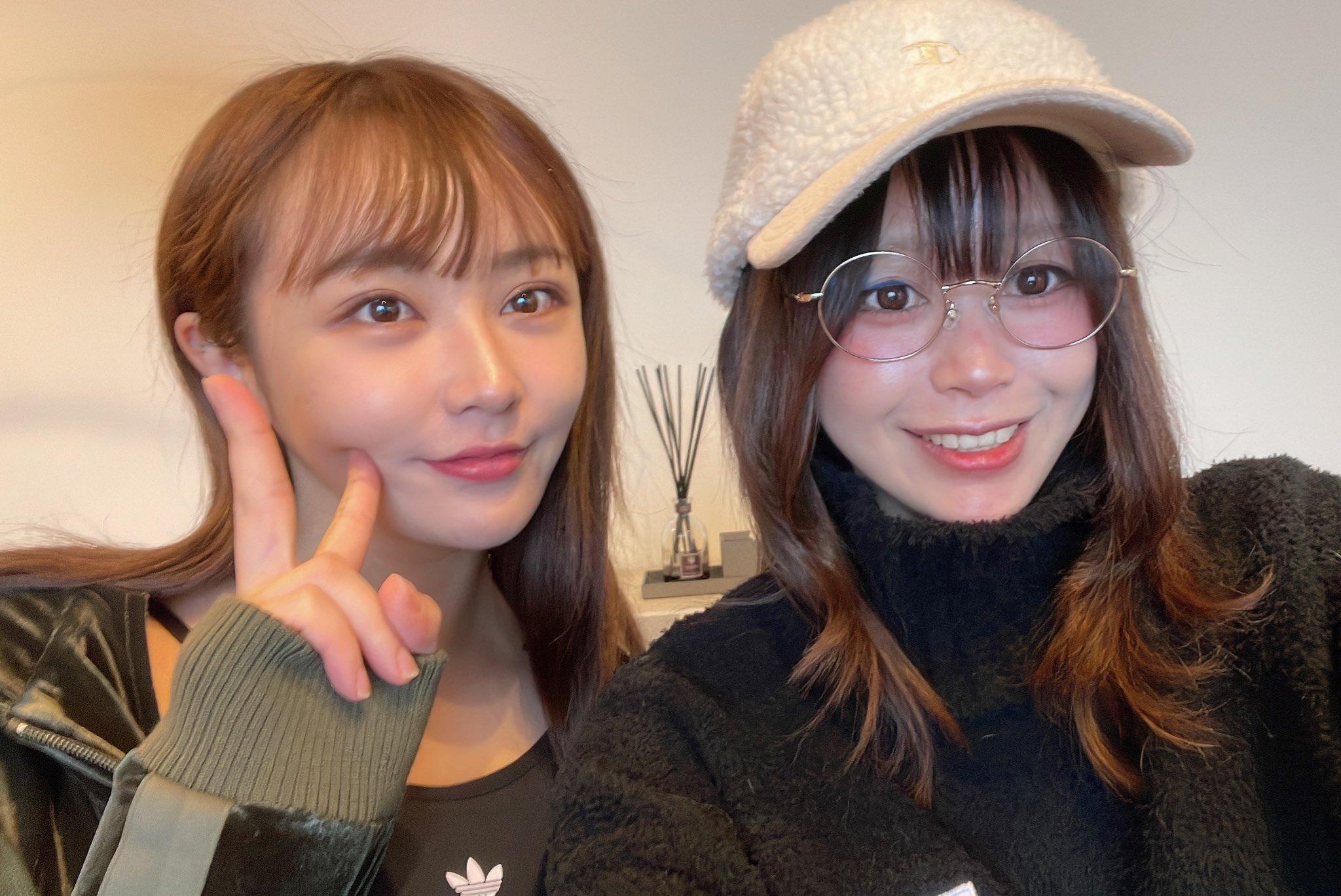谷加奈(右)上橋本甜歌的YouTube節目。(圖/翻攝自谷加奈推特)