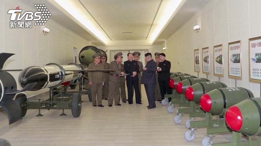 金正恩視察的機構擺滿各種武器。（圖／達志影像路透社）